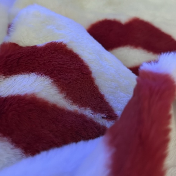 Cupcakes and cashmere, faux fur Valentine’s Day lips throw 💋👄💋👄💋 - Picture 6 of 6